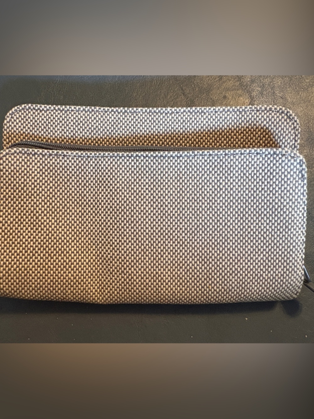 NWOT Thirty-One Beige and Grey Woven Zip Wallet